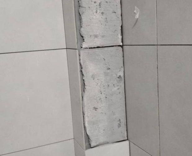 孝义瓷砖空鼓维修公司分享下瓷砖施工前基层浇水润湿程度不足，可能导致以下问题